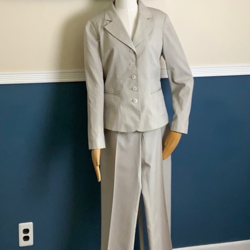 Van Heusen pant suit